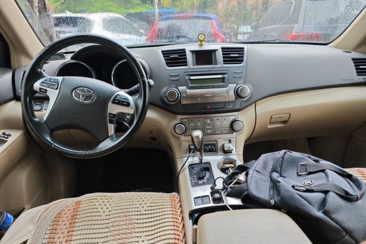 Used Toyota Highlander 2012 2.7L Two-Wheel Drive 7-Seater Luxury Edition Center Console