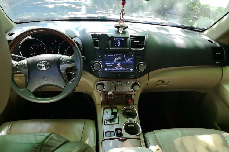 Used Toyota Highlander 2012 2.7L Two-Wheel Drive 7-Seater Luxury Navigation Edition Center Console