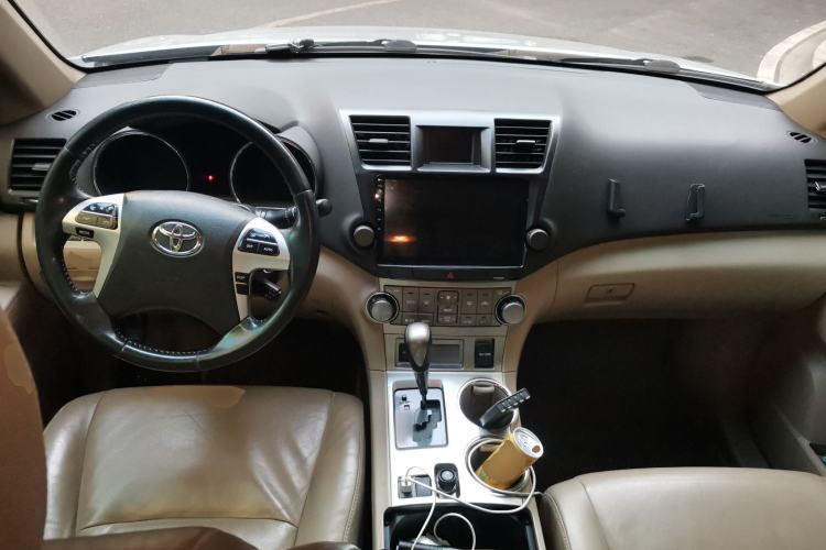 Used Toyota Highlander 2012 2.7L Two-Wheel Drive 7-Seater Luxury Edition Center Console