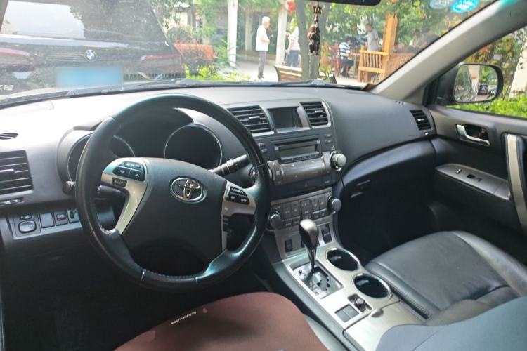 Used Toyota Highlander 2012 2.7L Two-Wheel Drive 7-Seater Luxury Edition Center Console