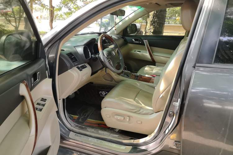 Used Toyota Highlander 2012 2.7L Two-Wheel Drive 7-Seater Luxury Navigation Edition Driver Seat