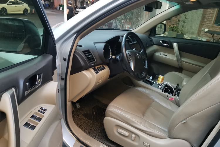 Used Toyota Highlander 2012 2.7L Two-Wheel Drive 7-Seater Luxury Edition Driver Seat
