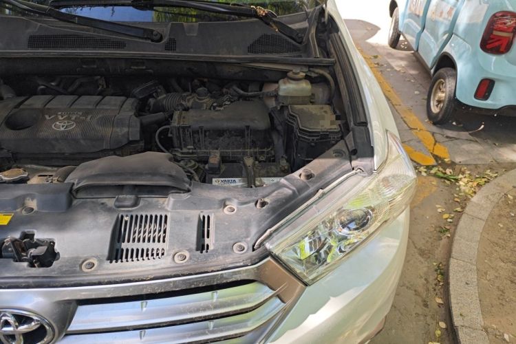 Used Toyota Highlander 2012 2.7L Two-Wheel Drive 7-Seater Luxury Edition Engine Bay Left