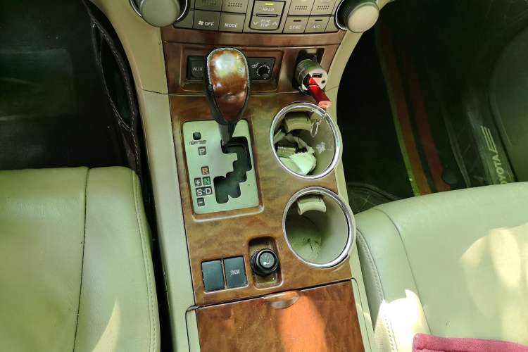 Used Toyota Highlander 2012 2.7L Two-Wheel Drive 7-Seater Luxury Navigation Edition Gear Lever