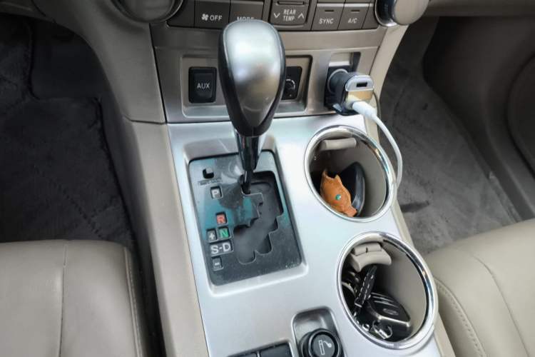 Used Toyota Highlander 2012 2.7L Two-Wheel Drive 7-Seater Ultimate Edition Gear Lever