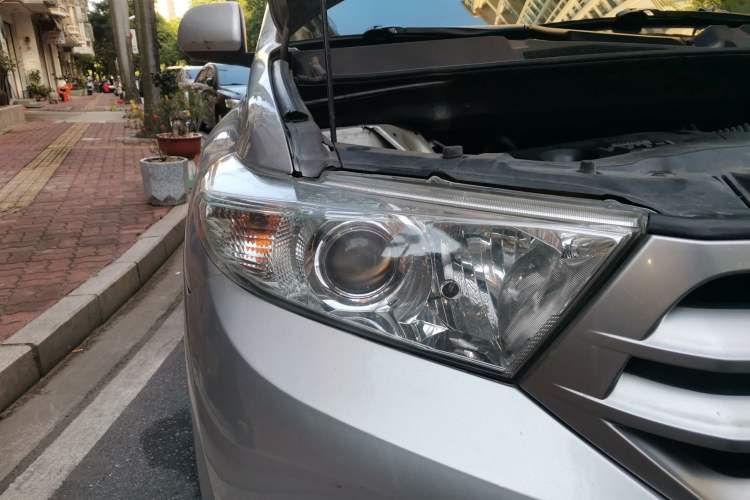 Used Toyota Highlander 2012 2.7L Two-Wheel Drive 7-Seater Luxury Edition Right Front Headlight