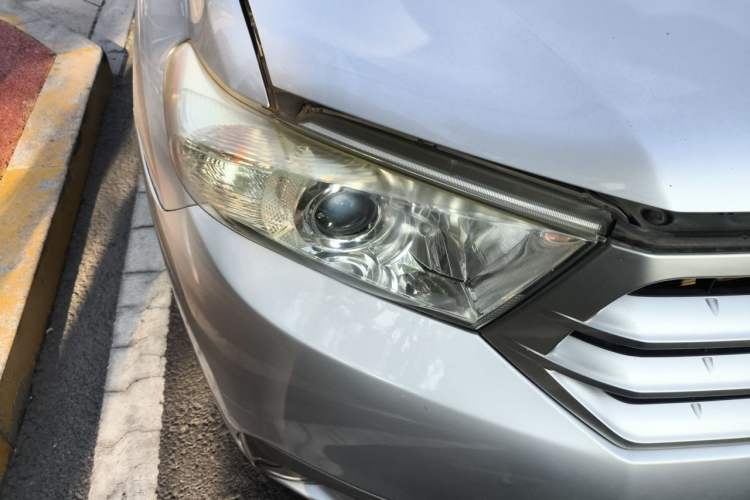Used Toyota Highlander 2012 2.7L Two-Wheel Drive 7-Seater Ultimate Edition Right Front Headlight