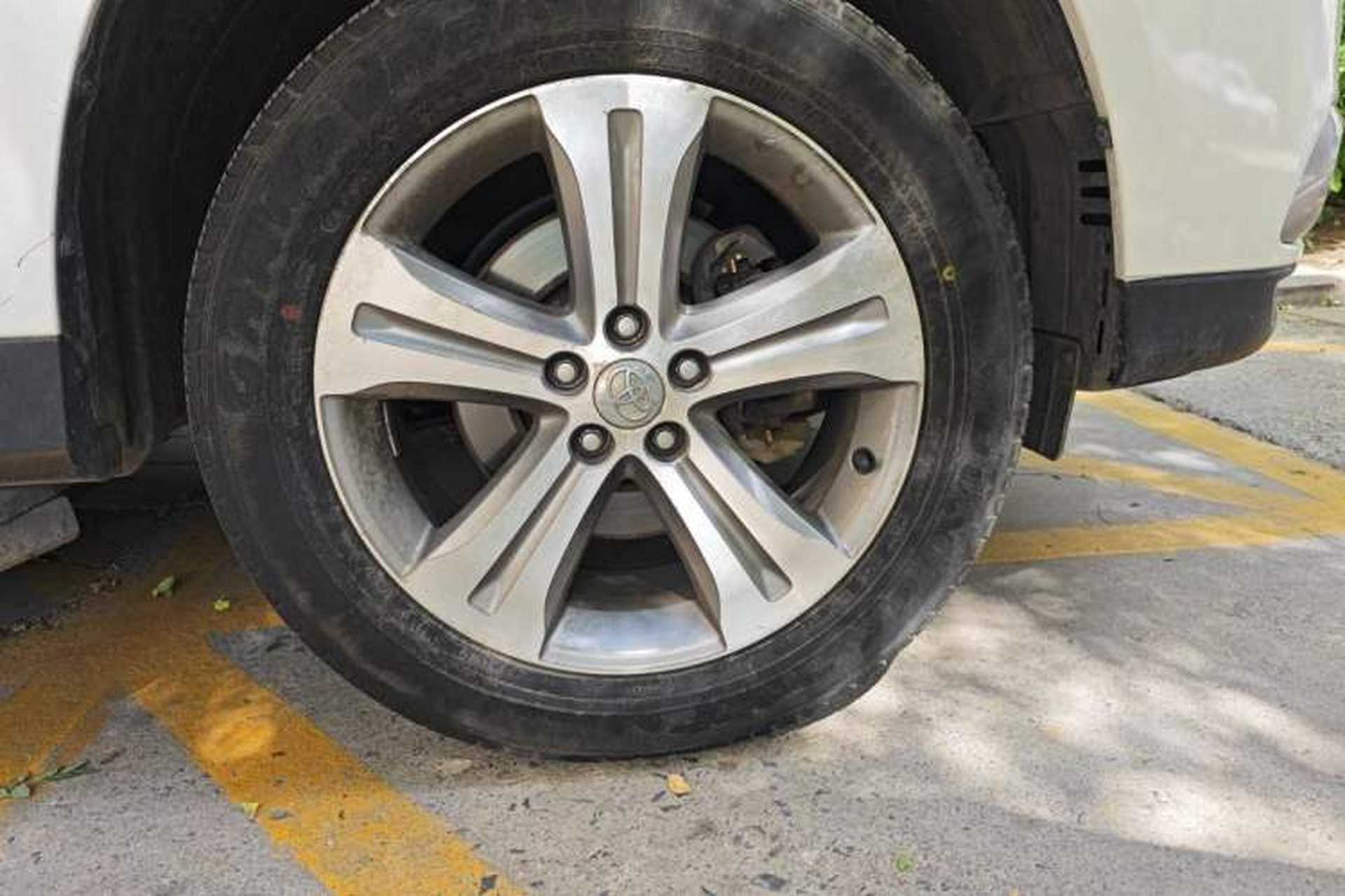 Used Toyota Highlander 2012 2.7L Two-Wheel Drive 7-Seater Luxury Edition Right Front Wheel Hub