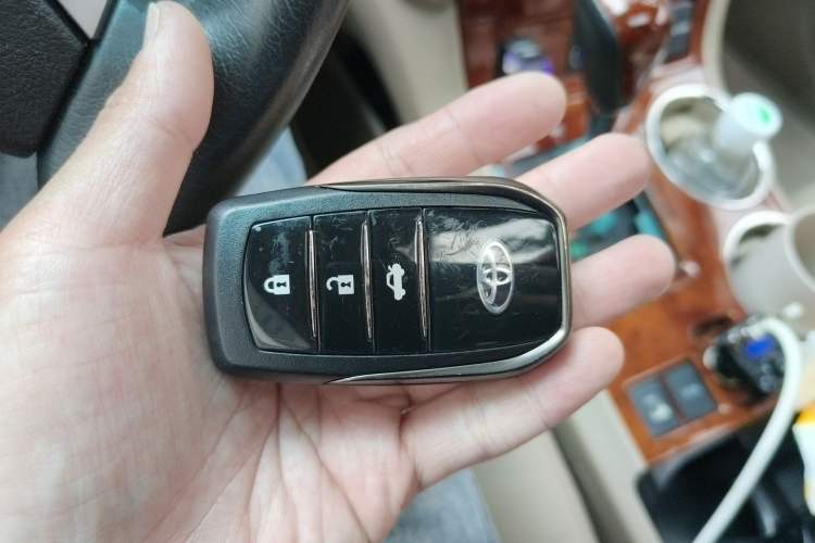 Used Toyota Highlander 2012 3.5L 4x4 7-Seater Luxury Edition with Navigation Vehicle Key