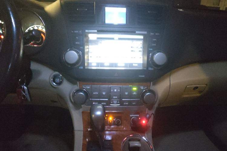 Used Toyota Highlander 2012 2.7L Two-Wheel Drive 7-Seater Luxury Edition Audio And AC Panel