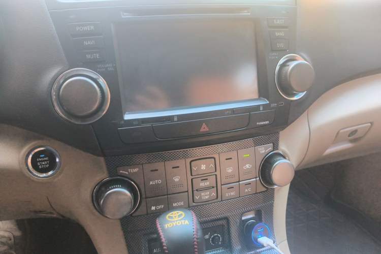 Used Toyota Highlander 2012 2.7L Two-Wheel Drive 7-Seater Luxury Edition Audio And AC Panel