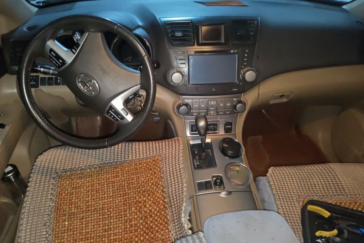 Used Toyota Highlander 2012 2.7L Two-Wheel Drive 7-Seater Luxury Edition Center Console