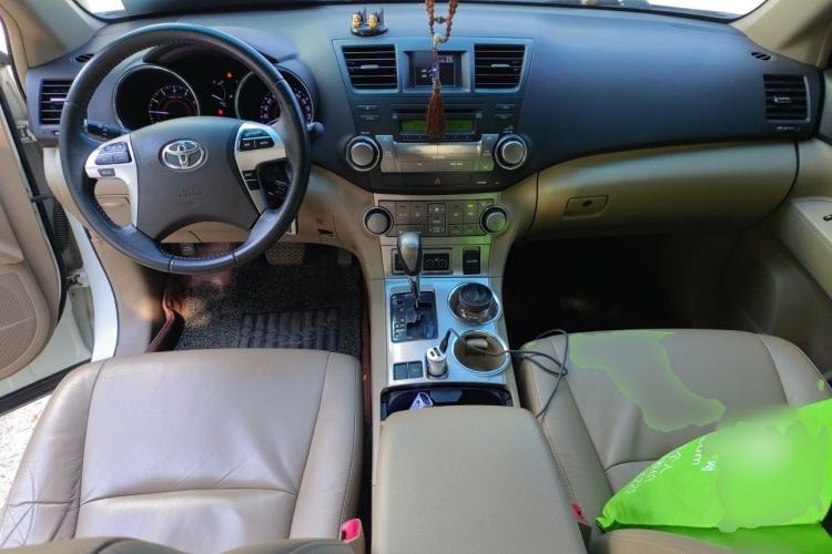 Used Toyota Highlander 2012 2.7L Two-Wheel Drive 7-Seater Luxury Edition Center Console