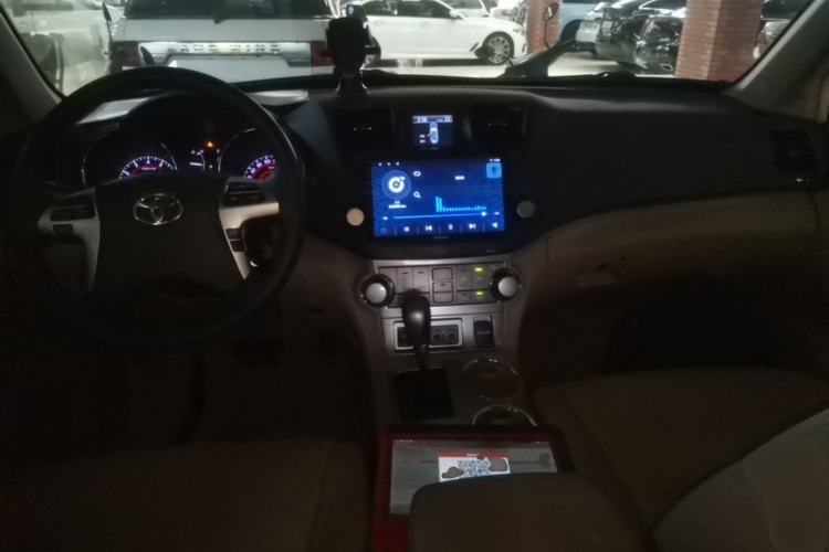 Used Toyota Highlander 2012 2.7L Two-Wheel Drive 7-Seater Luxury Edition Center Console