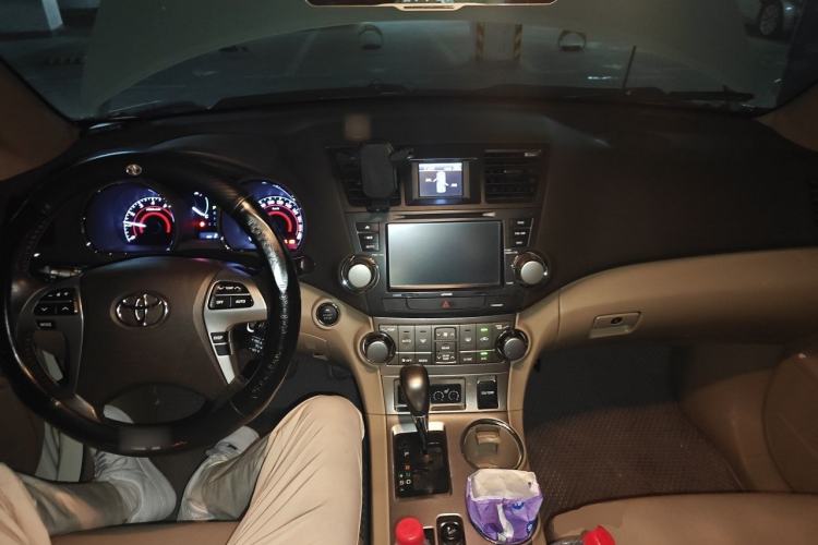 Used Toyota Highlander 2012 2.7L Two-Wheel Drive 7-Seater Luxury Edition Center Console