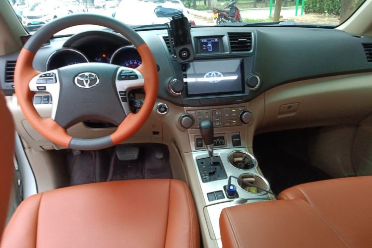 Used Toyota Highlander 2012 2.7L Two-Wheel Drive 7-Seater Luxury Edition Center Console