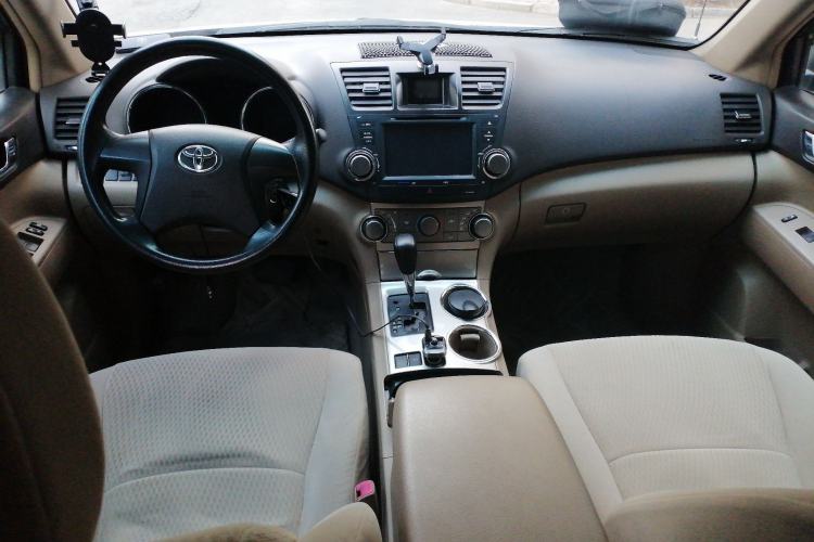 Used Toyota Highlander 2012 2.7L Two-Wheel Drive 7-Seater Elite Edition Center Console