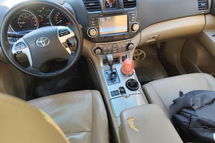 Used Toyota Highlander 2012 2.7L Two-Wheel Drive 7-Seater Luxury Navigation Edition Center Console