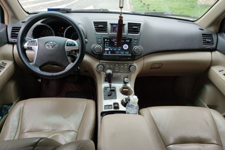 Used Toyota Highlander 2012 2.7L Two-Wheel Drive 7-Seater Luxury Edition Center Console