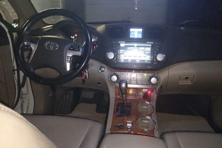 Used Toyota Highlander 2012 2.7L Two-Wheel Drive 7-Seater Luxury Edition Center Console