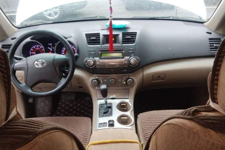 Used Toyota Highlander 2012 2.7L Two-Wheel Drive 7-Seater Elite Edition Center Console