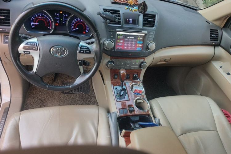 Used Toyota Highlander 2012 2.7L Two-Wheel Drive 7-Seater Luxury Edition Center Console