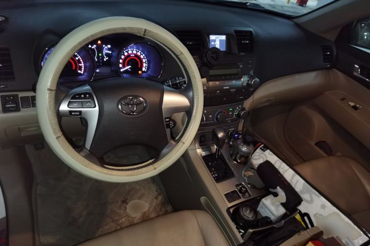 Used Toyota Highlander 2012 2.7L Two-Wheel Drive 5-Seater Sport Edition Center Console