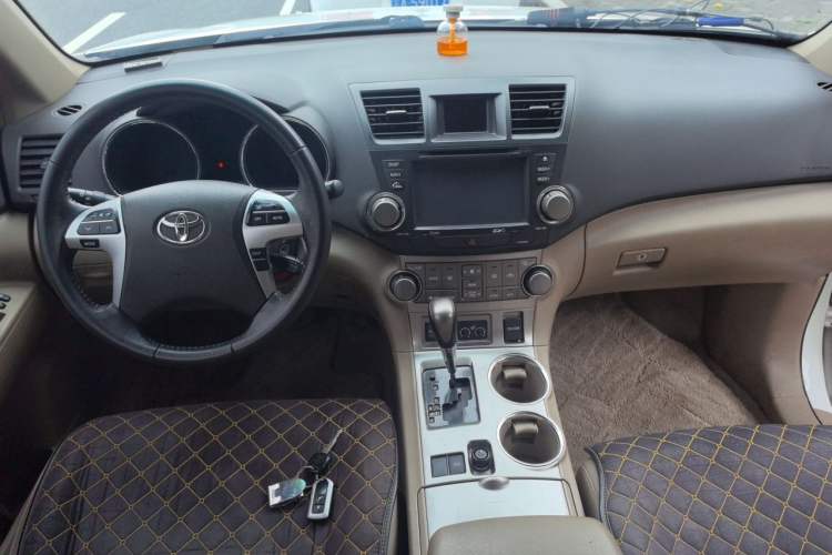 Used Toyota Highlander 2012 2.7L Two-Wheel Drive 7-Seater Luxury Edition Center Console
