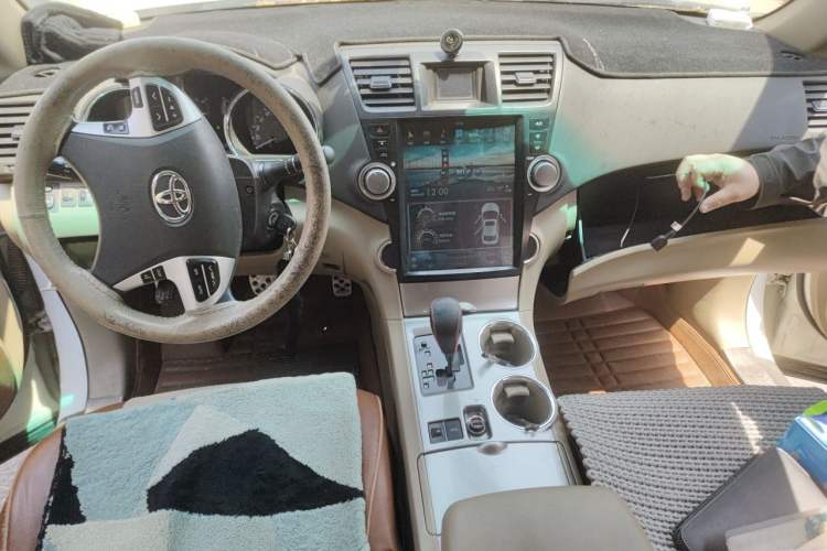 Used Toyota Highlander 2012 2.7L 2WD 5-Seater Elite Edition Center Console