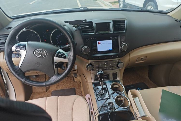Used Toyota Highlander 2012 2.7L Two-Wheel Drive 7-Seater Luxury Edition Center Console