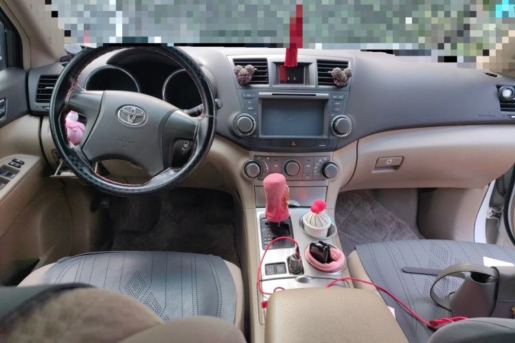 Used Toyota Highlander 2012 2.7L Two-Wheel Drive 7-Seater Elite Edition Center Console