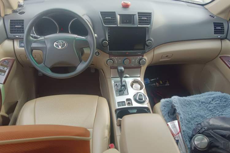 Used Toyota Highlander 2012 2.7L 2WD 5-Seater Elite Edition Center Console
