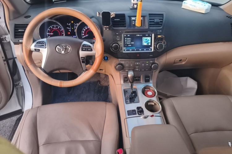Used Toyota Highlander 2012 2.7L Two-Wheel Drive 7-Seater Luxury Edition Center Console