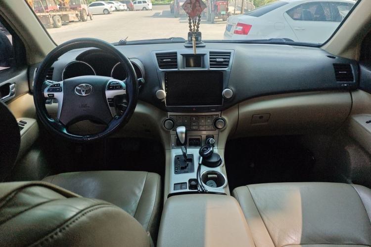 Used Toyota Highlander 2012 2.7L Two-Wheel Drive 7-Seater Luxury Edition Center Console