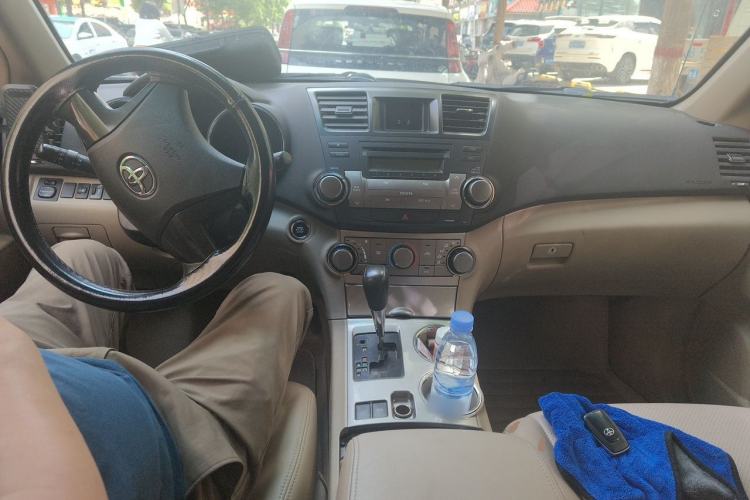 Used Toyota Highlander 2012 2.7L Two-Wheel Drive 7-Seater Elite Edition Center Console