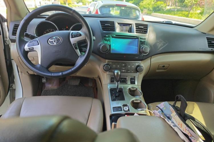 Used Toyota Highlander 2012 2.7L Two-Wheel Drive 7-Seater Luxury Edition Center Console
