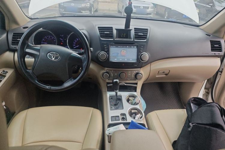 Used Toyota Highlander 2012 2.7L Two-Wheel Drive 7-Seater Elite Edition Center Console