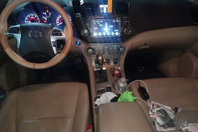 Used Toyota Highlander 2012 2.7L Two-Wheel Drive 7-Seater Luxury Edition Center Console