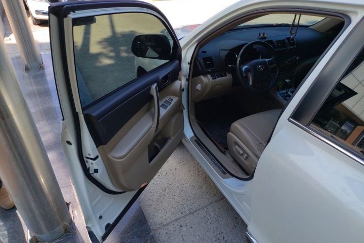 Used Toyota Highlander 2012 2.7L Two-Wheel Drive 7-Seater Luxury Edition Driver Seat