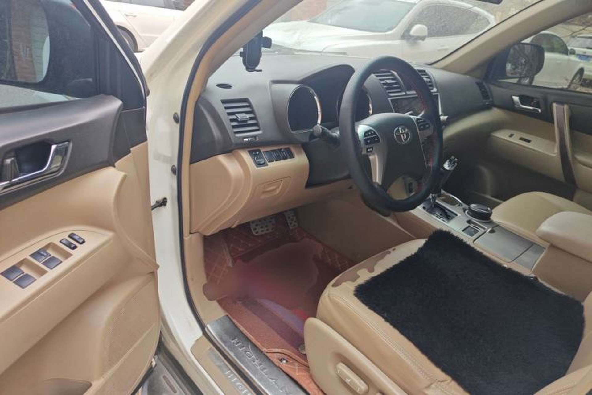 Used Toyota Highlander 2012 2.7L Two-Wheel Drive 7-Seater Luxury Edition Driver Seat