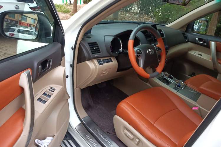 Used Toyota Highlander 2012 2.7L Two-Wheel Drive 7-Seater Luxury Edition Driver Seat