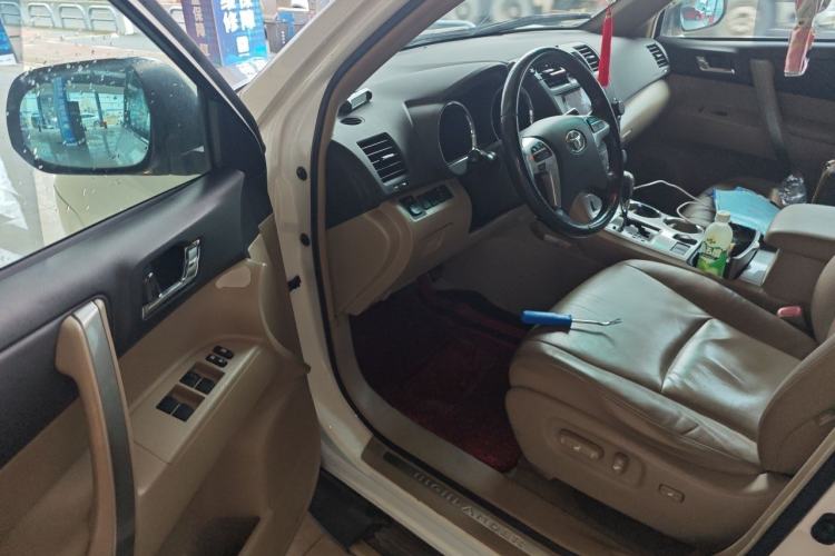 Used Toyota Highlander 2012 2.7L Two-Wheel Drive 7-Seater Luxury Edition Driver Seat