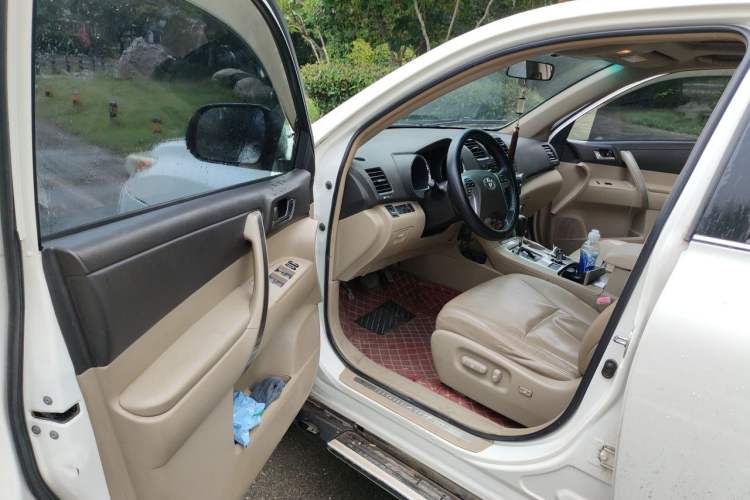Used Toyota Highlander 2012 2.7L Two-Wheel Drive 7-Seater Luxury Edition Driver Seat