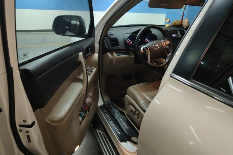 Used Toyota Highlander 2012 2.7L Two-Wheel Drive 7-Seater Luxury Edition Driver Seat
