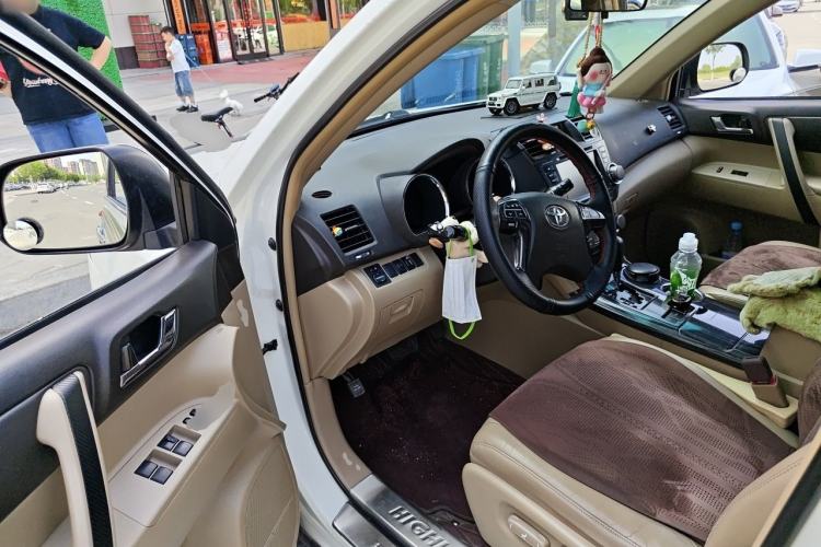Used Toyota Highlander 2012 2.7L Two-Wheel Drive 7-Seater Luxury Edition Driver Seat