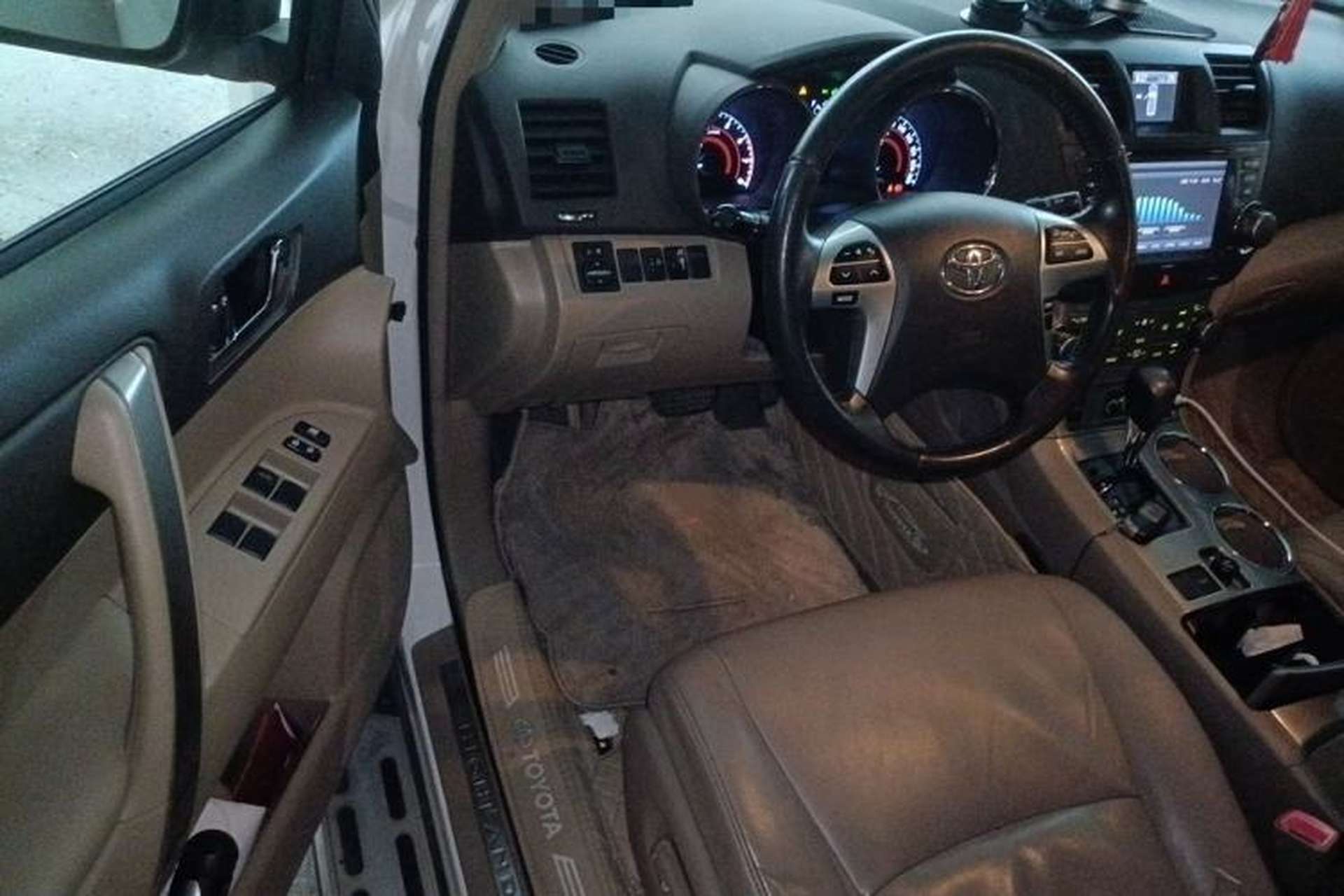 Used Toyota Highlander 2012 2.7L Two-Wheel Drive 7-Seater Luxury Edition Driver Seat
