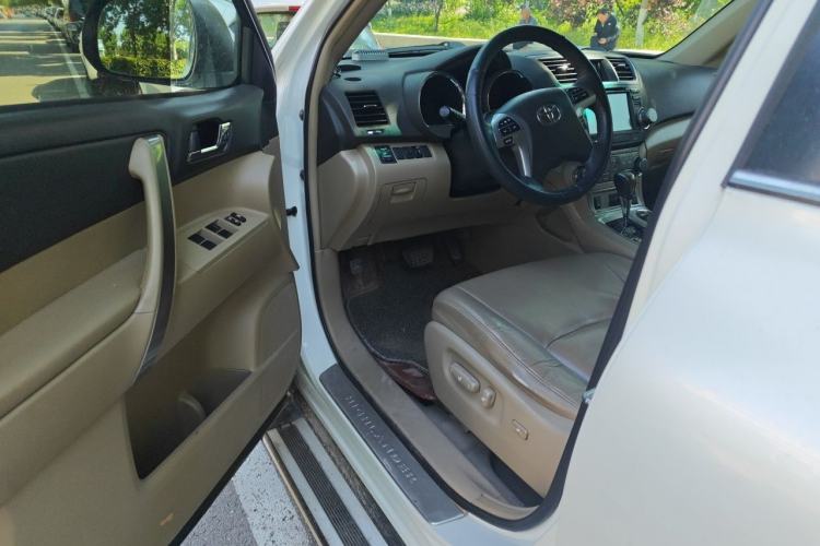 Used Toyota Highlander 2012 2.7L Two-Wheel Drive 7-Seater Luxury Edition Driver Seat