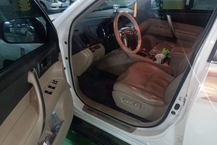 Used Toyota Highlander 2012 2.7L Two-Wheel Drive 7-Seater Luxury Edition Driver Seat