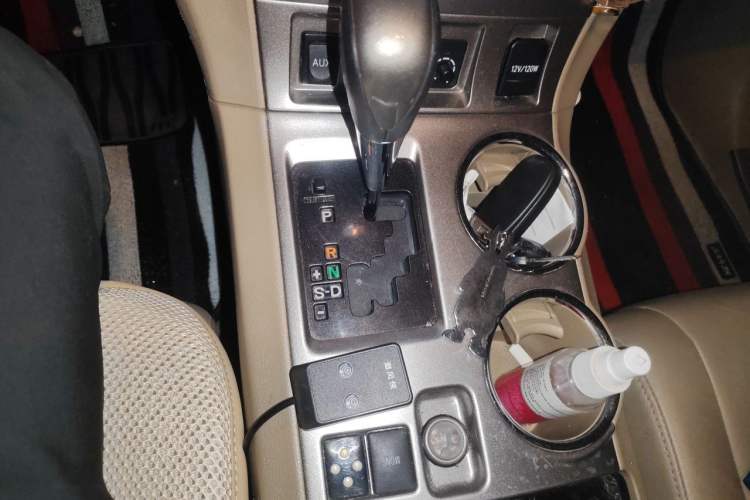 Used Toyota Highlander 2012 2.7L Two-Wheel Drive 7-Seater Luxury Edition Gear Lever