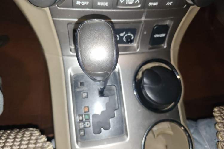 Used Toyota Highlander 2012 2.7L Two-Wheel Drive 7-Seater Luxury Edition Gear Lever